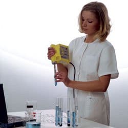UP100H ultrasonic device for use in the laboratory