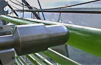Un sonotrodo ultrasònic especial pot Travle al llarg dels tubs de bioreactor per eliminar les incrustacions.
