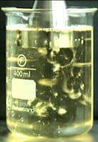 (Feu clic per fer més gran!) Desgasificació d'ultrasons de petroli utilitzant un processador de UP200S ultrasons (200 Watts)