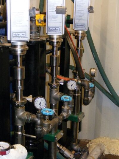 વેસ્ટ વેજીટેબલ ઓઈલ, ટેલો અથવા અન્ય ઓઈલનો ઉપયોગ કરીને અત્યંત કાર્યક્ષમ બાયોડીઝલ ટ્રાન્સસ્ટેરીફિકેશન માટે 3x UIP1000hdT અલ્ટ્રાસોનિકેટર્સ.