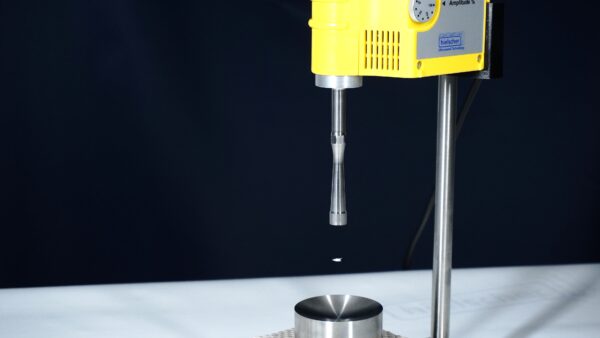 Hielscher akustični levitator UP100H drži kapljicu tečnosti u zraku između sonotrode i reflektora.