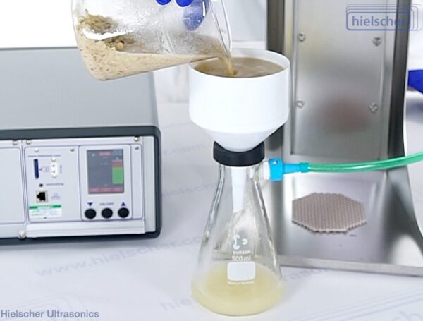 Filtrasi vakum dari campuran yang diproses secara ultrasonik