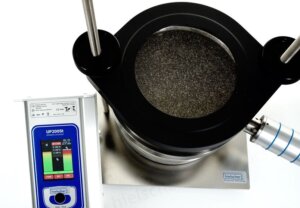 Tamiseur à ultrasons avec tour de tamisage pour le tamisage de poudres. Les vibrations ultrasoniques agitent les tamis pour un tamisage efficace des poudres.