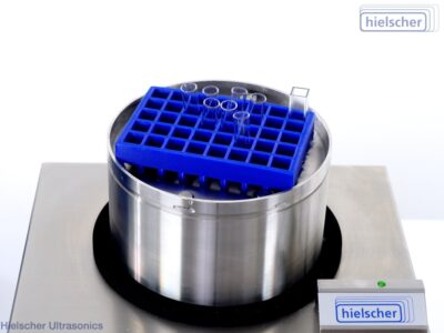 UIP400MTP je štandardný nástroj v proteomike a fosfoproteomike, ktorý poskytuje spoľahlivú lýzu a extrakciu proteínov z mnohých vzoriek v mikrotitračných platničkách, stojanoch na skúmavky a držiakoch na 40 autosamplerových fľaštičiek.