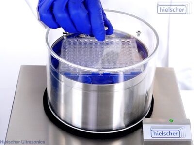 Mikropladesonikatoren UIP400MTP giver mulighed for samtidig proteinekstraktion fra prøver i flerbrøndsplader - hvilket letter prøveforberedelse med høj kapacitet inden for proteomik.
