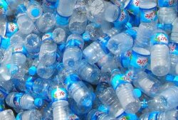 On sait que les ultrasons activent les réactions catalytiques enzymatiques et favorisent ainsi la dégradation du PET par l'enzyme PETase et ses variants. Les ultrasons accélèrent le recyclage enzymatique du plastique et le rendent plus économique.