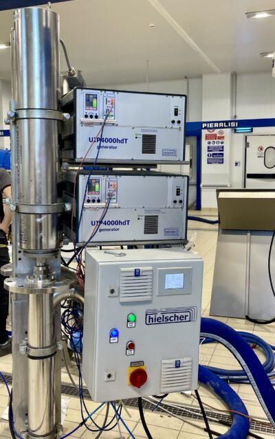 Արդյունաբերական Hielscher sonicator ինտեգրված շարունակական հոսքի պեպտիդների արտադրության գծում:
