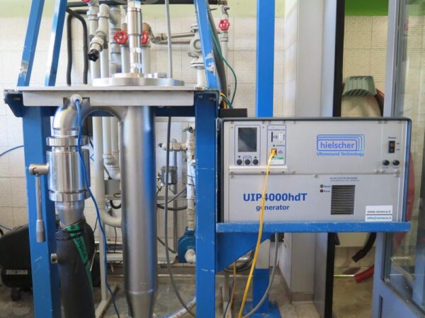 Homogeneizador ultrassónico industrial UIP4000hdT (4000 W, 20 kHz) para o processamento em linha eficiente, por exemplo, síntese de péptidos assistida por marcadores (TAPS)