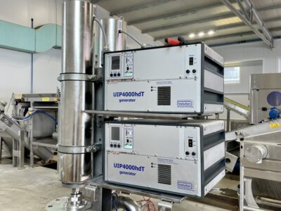 2 soniqueurs industriels UIP4000hdT destinés à des applications à usage intensif, telles que les procédés de lixiviation