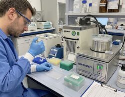 પ્રોટીઓમિક્સમાં હાઇ-થ્રુપુટ પ્રોટીન નિષ્કર્ષણ માટે માઇક્રોપ્લેટ સોનિકેટર UIP4000MTP, દા.ત. બ્રેડફોર્ડ પરીક્ષણ પહેલાં