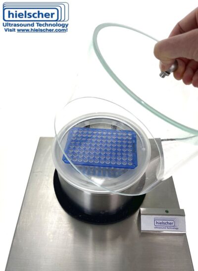 De Multi-well Plate Sonciator UIP550MTP wordt geleverd met een acrylkap voor geluidsdemping