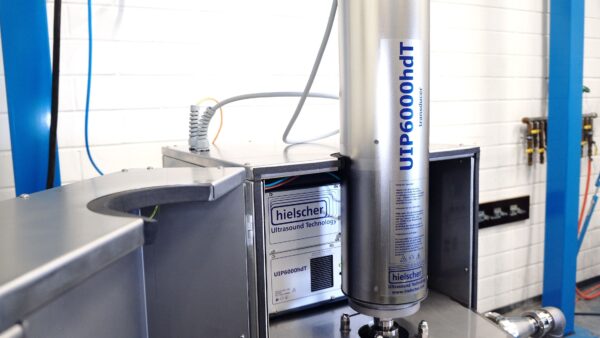 Processore ultrasonico Hielscher ad alta potenza installato in linea per la disgregazione cellulare continua e la solubilizzazione delle colture cellulari nella produzione di vaccini a base virale