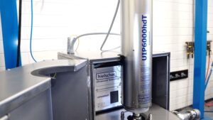 Արդյունաբերական սոնիկատոր, որը խթանում է էլեկտրաքիմիական ռեակցիաները: Սա հայտնի է որպես սոնոէլեկտրաքիմիա և թույլ է տալիս սինթեզել նանոմասնիկներ, ջրածին կամ նուրբ քիմիական նյութեր՝ հանգեցնելով բարձր արտադրողականության և ռեակցիայի ժամանակի կրճատման: