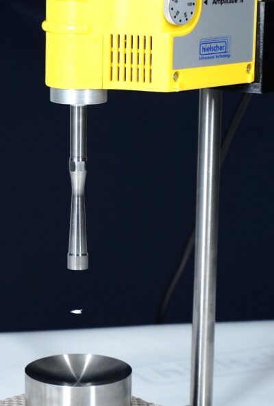 The acoustic levitator UP100H suspends a liquid droplet in a standing ultrasonic field for contact-free handling.