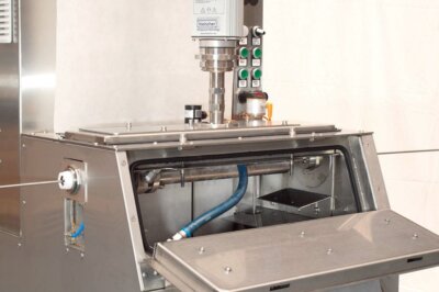 Ուլտրաձայնային ներկառուցված մաքրման մեքենա USCM700 հատուկ sonotrode-ով և մետաղալարով ուղեցույցով՝ անվերջ պրոֆիլները սնուցելու ուլտրաձայնային կավիտացիայի գոտում: