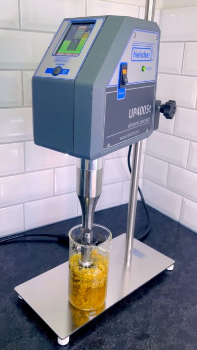 Extraction ultrasonique de la camomille : le Hielscher UP400St est un sonicateur à sonde d'une puissance de 400 watts utilisé pour l'extraction de composés phytochimiques à partir de plantes telles que la camomille.