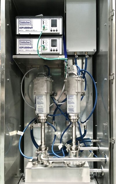 Sonicateurs industriels de modèle UIP1000hdT, configurés en réseau à circulation continue pour des réactions sonochimiques (par exemple, les réactions de Fenton et de type Fenton) destinées à un traitement à grande échelle