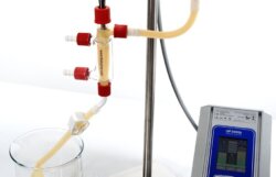 Ультразвуковая проточная кювета FC7GK работает с соникатором зондового типа UP200St. Ультразвуковые поточные процессы позволяют обрабатывать большие объемы в потоке.