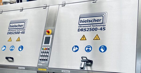 સ્ટીલ વાયર જેવી અનંત સામગ્રીની ઊંડાણપૂર્વક સફાઈ માટે અલ્ટ્રાસોનિક વાયર ક્લીનર DRS2500-4S. Hielscher વાયર ક્લીનર્સ સતત વાયર ઉત્પાદનમાં એકીકૃત રીતે સંકલિત થાય છે.