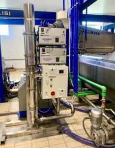 2 sonificadores UIP4000hdT equipados com célula de fluxo para funcionamento contínuo em linha