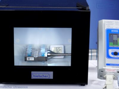 આ છબીમાં એક્સ્ટ્રા સેલ્યુલર મેટ્રિક્સ (ECM) ના ડિસેલ્યુલરાઇઝેશન દરમિયાન પ્રક્રિયા તાપમાનને ચોક્કસ રીતે નિયંત્રિત કરવા માટે રેફ્રિજરેટેડ ચેમ્બરમાં વાયલટીટર બતાવવામાં આવ્યું છે.