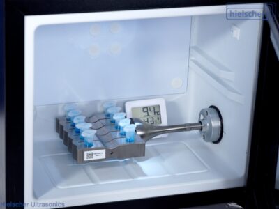 La imagen muestra el VialTeeter en una cámara refrigerada para controlar con precisión la temperatura del proceso 