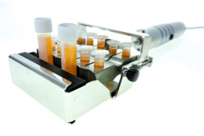 મલ્ટિસેમ્પલસોનિકેટર વાયલટ્વીટર 10 નાની શીશીઓ અને 5 મોટી ટેસ્ટ ટ્યુબ સુધી સમાવી શકે છે - જે નમૂનાઓની એક સાથે તૈયારી માટે આદર્શ છે.